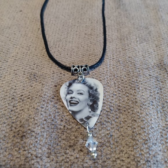 MARILYN MONROE GUITAR PICK NECKLACE -EARRINGS SET - Picture 1 of 2